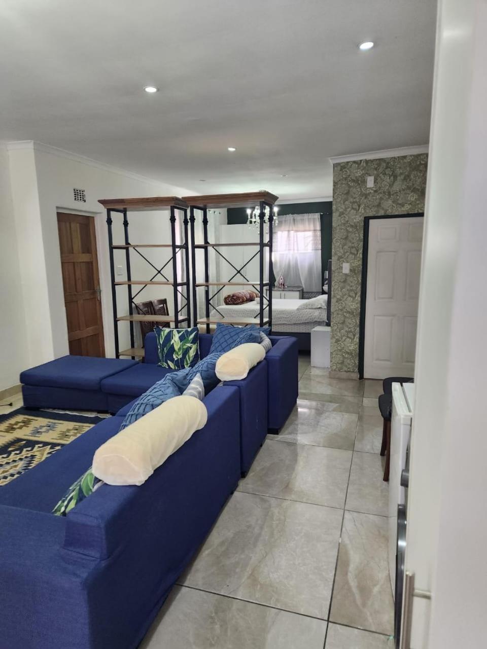 Tia Maria Bachelor Apartment Cape Town